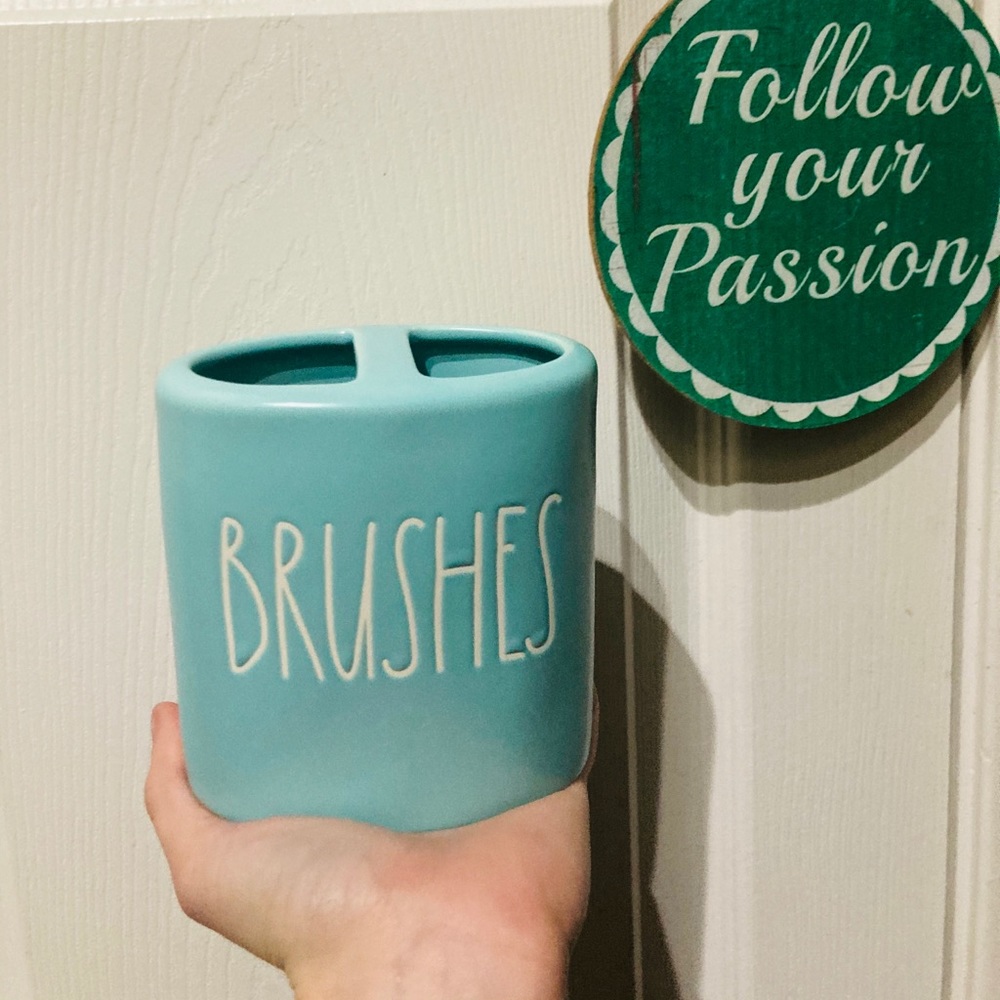 ❤️RAE DUNN brushes blue bathroom set ❤️